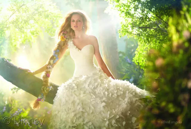 假若將玻璃鋼船艇比喻成一位女生，那么膠衣就是她華美的衣裳！